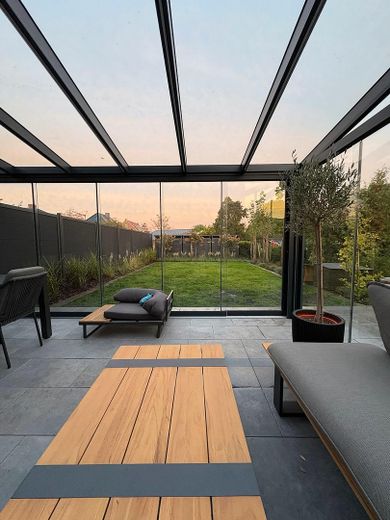 Senza commissioni: porzione di bifamiliare come nuova con impianto fotovoltaico, pompa di calore, giardino d’inverno estivo e carport – Foto 6