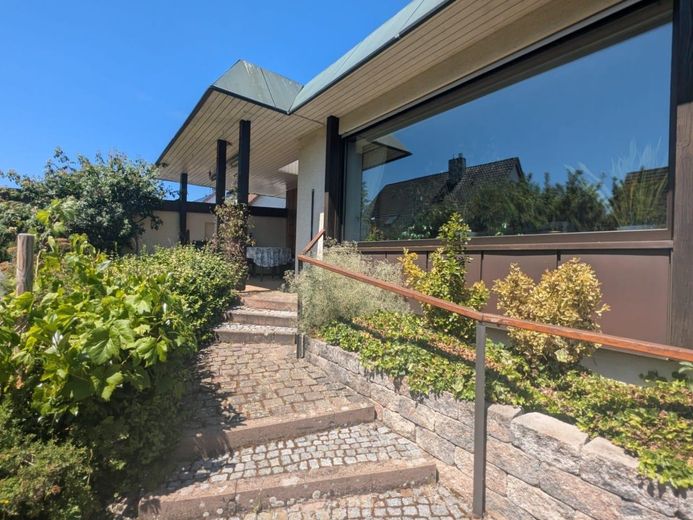 Einfamilienhaus mit Einliegerwohnung und idyllischem Garten in toller Lage, provisionsfrei – Wohnzimmer mit Terrasse