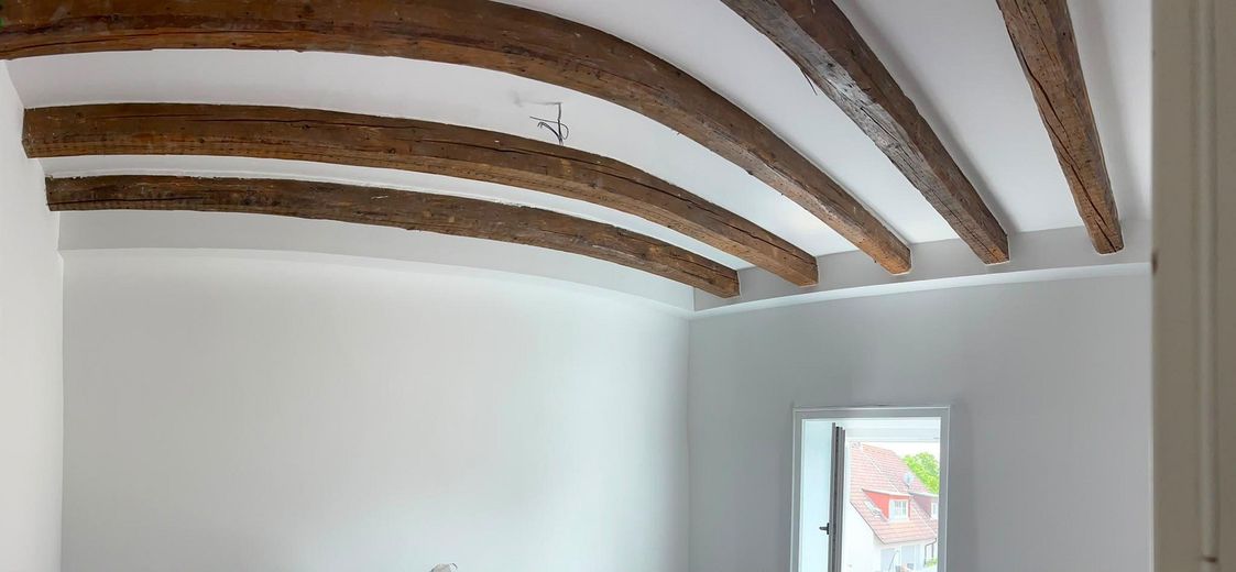 Pierwsze zasiedlenie po remoncie – Umeblowany pokój w mieszkaniu współdzielonym premium dla kobiet we Frankfurcie-Eschersheim – Zimmer 2 – hohe Decken