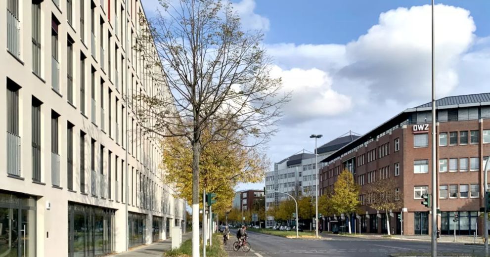 möblierte Neubauwohnung in zentraler Lage – Gebäudefassade und Umgebung