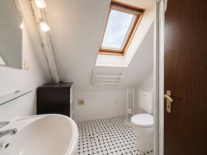 Jobcenter – جوب سنتر – Джобцентер – deine neue Wohnung ist fertig! – Badezimmer