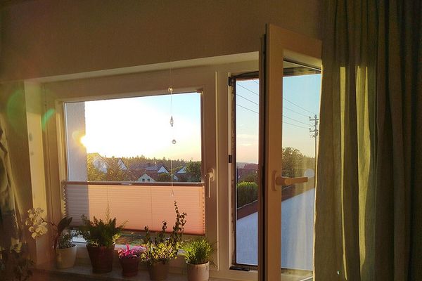 Liefdevol gemoderniseerd appartement op de bovenste verdieping met hoogwaardige kwaliteitskeuken, tuin & extra zolderkamer - Particuliere verkoop, geen makelaarsprovisie