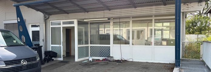 Eingang Büro und Carport