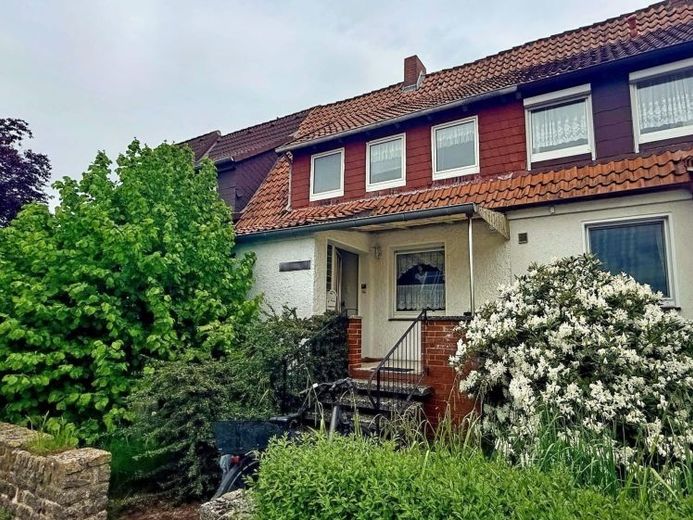 Barsinghausen-Nordstadt: Reihenmittelhaus mit Vollkeller und Pkw-Stellplatz – Foto 1