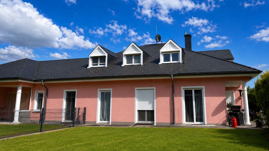 Ekskluzywny dom jednorodzinny z basenem na działce 2.002 m² w pobliżu Trewiru – Gepflegte Gartenansicht