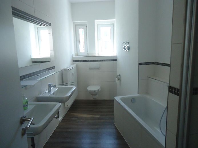 3 Zimmerwohnung mit Einbauküche und Balkon – Bad