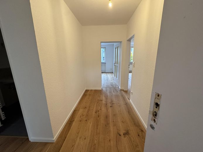 Encantador y amplio apartamento de 2 habitaciones con balcón en una ubicación privilegiada en Berger Straße. – Foto 6