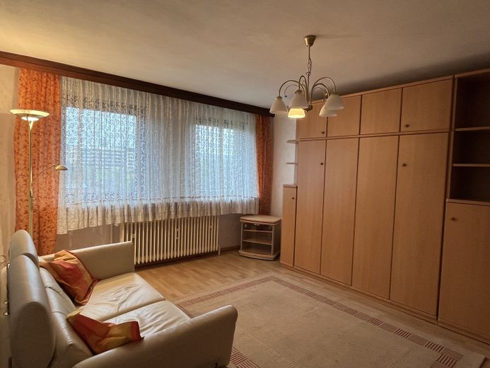 Teil-Möblierte 1,5-Zimmerwohnung mit schönem Blick ins Tal von Meisenheim – Schlafen mit Schrankbett