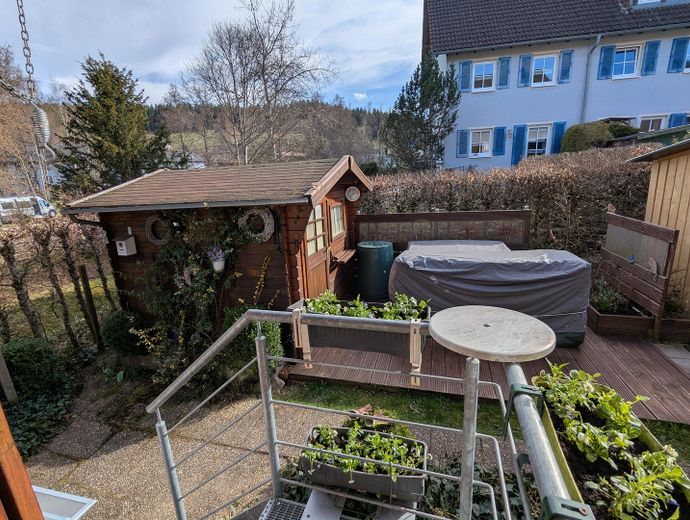 Terrasse mit Gartenhaus