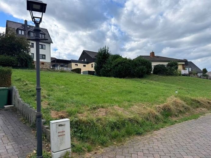 W pełni uzbrojona działka budowlana w Eitelborn – 601 m², od zaraz gotowa do zabudowy, w spokojnej, bliskiej naturze lokalizacji mieszkalnej – Zdjęcie 1