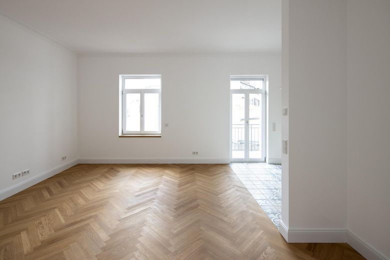 2-Zimmer-Wohnung in saniertem Altbau mit Einbauküche und Balkon zu vermieten! – Wohnzimmer mit offener Küche 