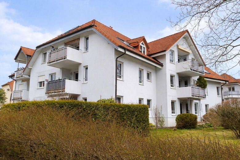 Dresden / Kesselsdorf – prov.frei: 2 Zi. Whg., sep. Küche, Bad (WA+DU), Balkon und TG – Hausansicht West