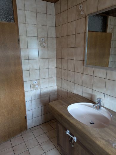Schöne 4 Zimmer Wohnung mit Balkon und Garten – Badezimmer