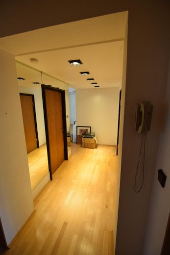 Provisionsfrei! Zweifamilienhaus, großer Sonnengarten – Flur EG