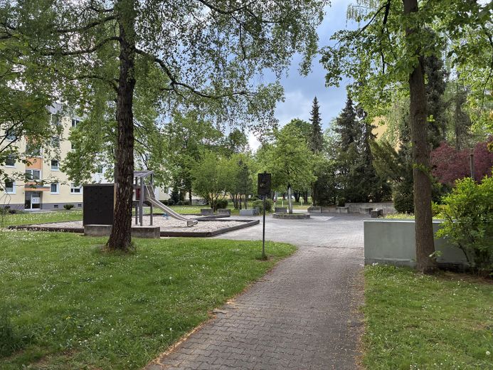 Frisch sanierte 3-Zimmer-Wohnung mit Loggia und TG in attraktiver Lage – Spielplatz im Innenhof