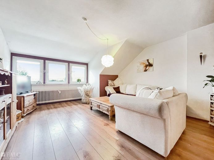 Attraktive, naturnahe Kapitalanlage mit riesigem Grundstück! – Wohnzimmer DG
