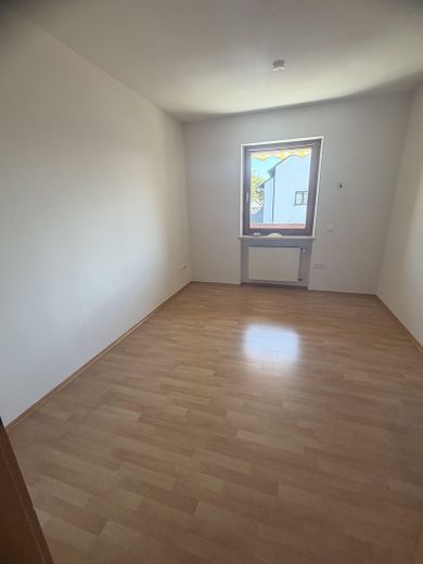 Helle 3,5-Zimmer-Wohnung mit Südbalkon – komfortables Zuhause am Stadtrand von Regensburg – Ankleide / Lesezimmer