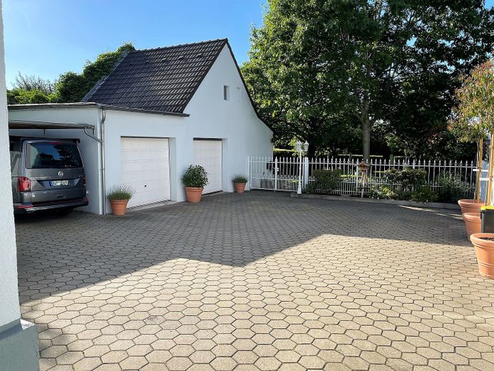 Wohnen und Arbeiten: Stilvolles Mehrfamilien- und Geschäftshaus mit großem Garten. – Garagenhof und Carport