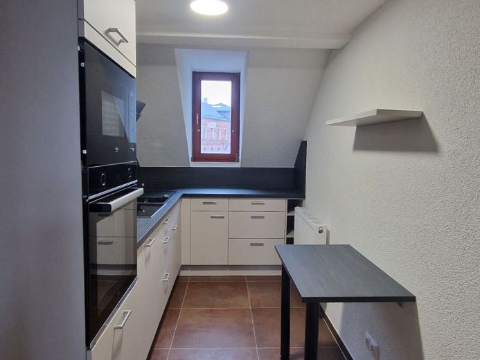 Gemütliche 2-Zi-Wohnung im Dachgeschoss mit EBK – Foto 1