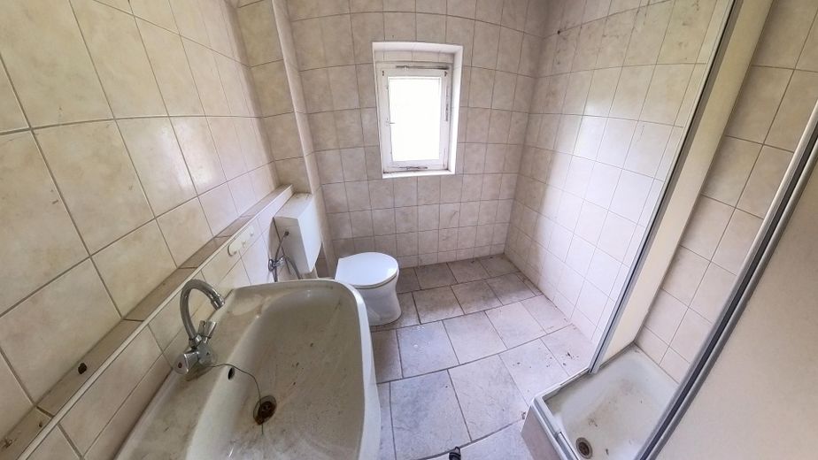 12 Zimmer | 164 m² | Doppelhaushälfte mit Entwicklungspotenzial nahe der Müritz- provisionsfrei – Bad EG