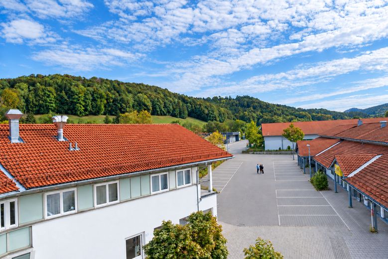 Hausham’da balkonlu 2 odalı dubleks daire – yaklaşık 63 m², komisyonsuz, yaklaşık 01.01.27’den itibaren kullanılabilir – Aussicht Ostbalkon