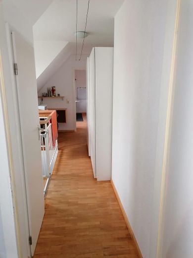 3-Zi-Maisonette, 106 m² 🏔️ Schwarzwaldblick, neue Küche, frisch renoviert, 2 TG – Flur oben 2