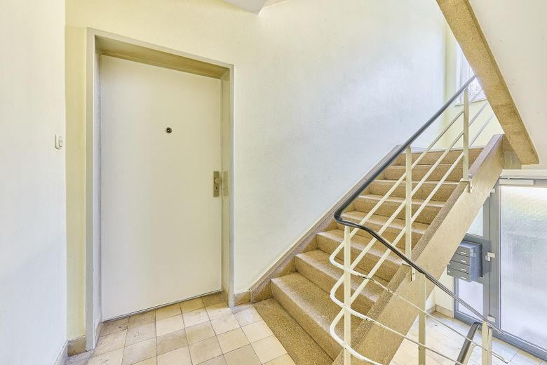 Eigennutz oder Mietgarantie mit 5,7% Rendite: Sanierte 3-Zimmer-Wohnung mit Balkon in ruhiger Lage – Treppenhaus