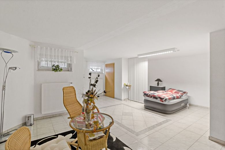 Großzügigkeit neu definiert: EFH, Pool &amp; 2.790 m² Grundstück in Dölau – Schlafzimmer UG
