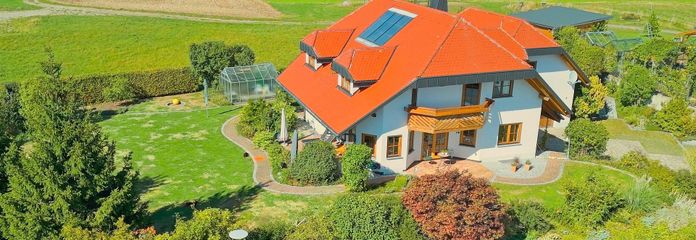 Prestigious A+ country house with in-law apartment on park-like grounds – Weitblick