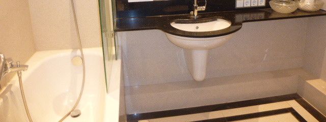 Bad mit Glas-Regalen