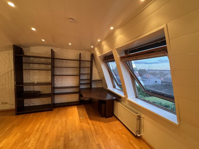 Stilvolle Maisonettewohnung mit Balkon und Stellplatz in Nidderau-Heldenbergen – Foto 8