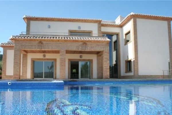 Sonsuzluk havuzlu, misafir daireli, deniz manzaralı ve garajlı yeni değerinde lüks villa