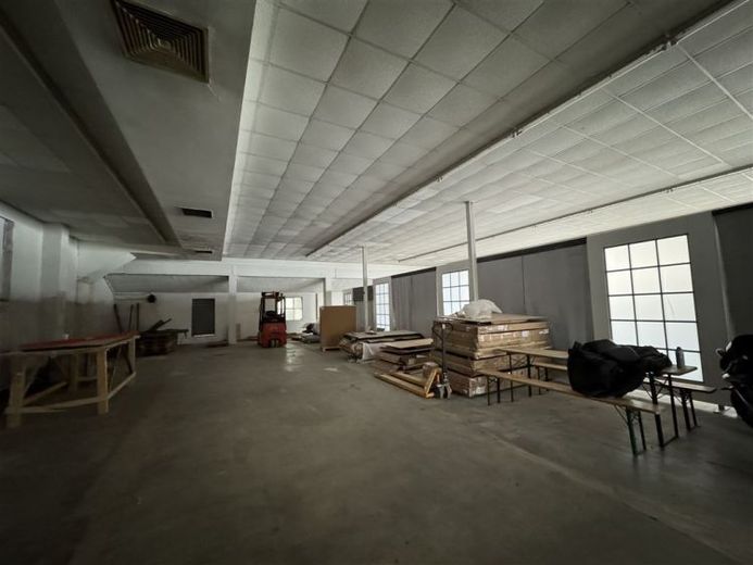 LIF ** ab sofort ** ca. 550 m² ** beheizbar ** neues Sektionaltor – Foto 1