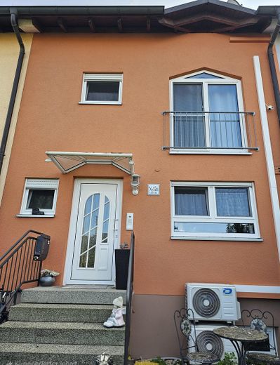 Maison mitoyenne centrale exclusive avec piscine et climatisation – Haus Vorderansicht