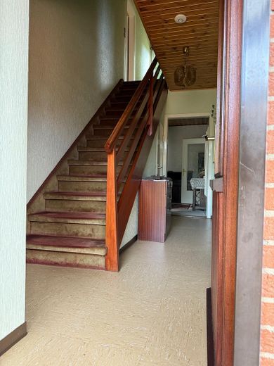 Flur und Holztreppe 