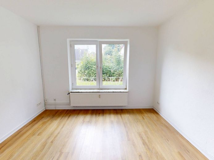 Helle 2-Zimmer-Wohnung mit EBK in ruhiger Wohnlage – Ansicht I: Wohn- und Esszimmer