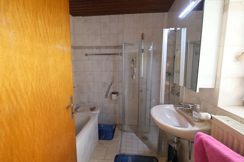 Maison individuelle confortable (max. 3 pers.) avec grand jardin, UNIQUEMENT À LOUER ! – Badezimmer Erdgeschoss