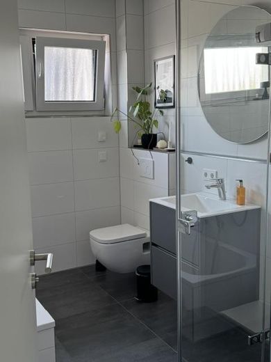 Wunderschöne 2-Zimmer-Neubau-Eigentumswohnung in Fallersleben – Bad mit Dusche und Badewanne