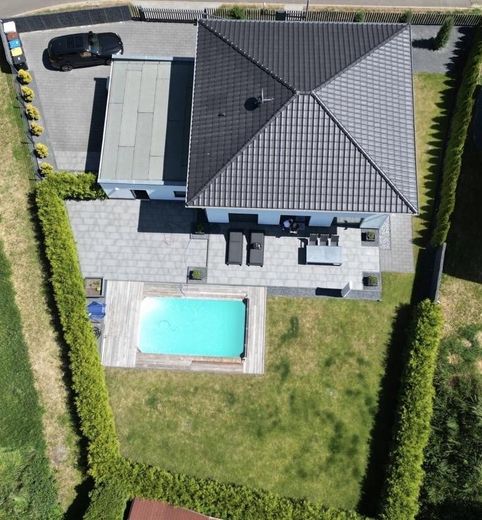 !SAHİBİNDEN SATILIK! Çift garajlı ve ısıtmalı havuzlu, son derece bakımlı 6 odalı şehir villası – Grundstück von oben