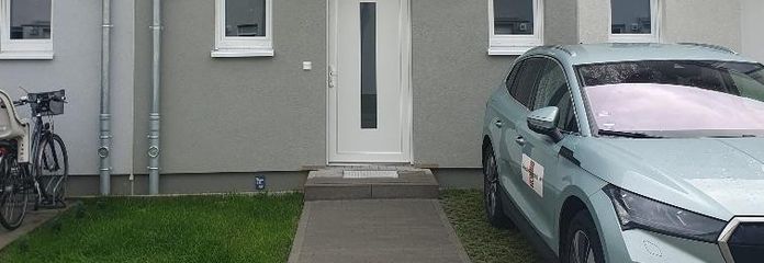 Hauseingang und Stellplatz 1