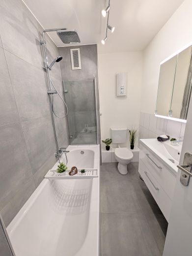 PROVISIONSFREI - sofort einziehen - Helle 3-Zimmerwohnung mit Blick zur Pfalz, komplett renoviert – Badezimmer