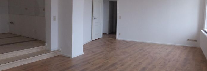 Großzügiger Altbaucharme in zentraler Lage – 4‑Raum‑Wohnung mit besonderem Grundriss – Großes Wohnzimmer