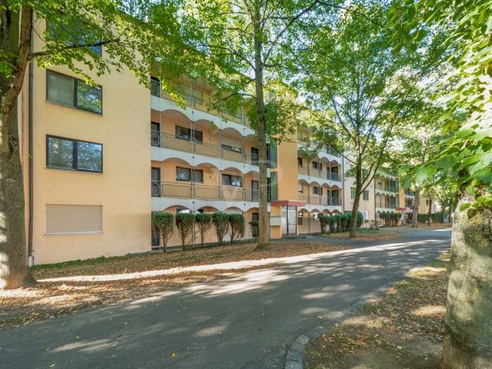 Charming & Close to the Town Center – 1.5-Room Apartment with South-Facing Balcony & Underground Parking Space – Photo 1