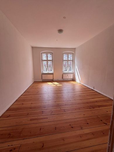 Provisyon yok. Neukölln'ün kalbinde ışıkla dolu ve geniş eski bina dairesi – Zimmer3