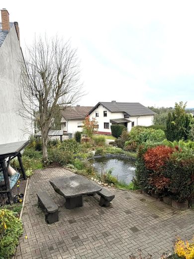 Vielseitiges Mehrfamilienhaus mit 3 Einheiten & attraktivem Baugrundstück – Frontansicht