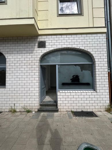 Kompaktes Ladenlokal in Düsseldorf-Rath – Bushaltestelle direkt vor der Tür – Schaufensterseite