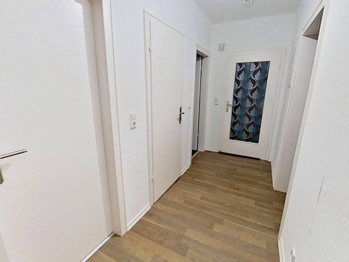 BALKONLU ve gün ışığı alan banyolu geniş 3 odalı daire – Flur
