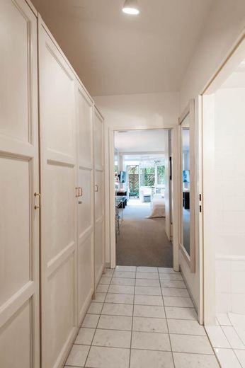 Appartamento con terrazza arredato in un complesso residenziale tranquillo – Diele mit Einbauschrank