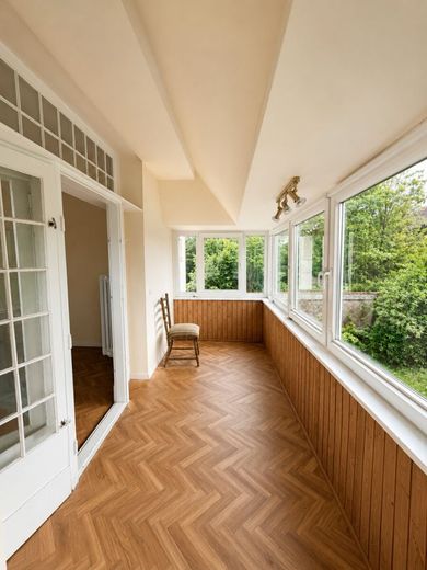 Denkmalgeschützte Fabrikantenvilla an der Weser - Parkgrundstück mit drei zusätzlichen Bauplätzen – Veranda