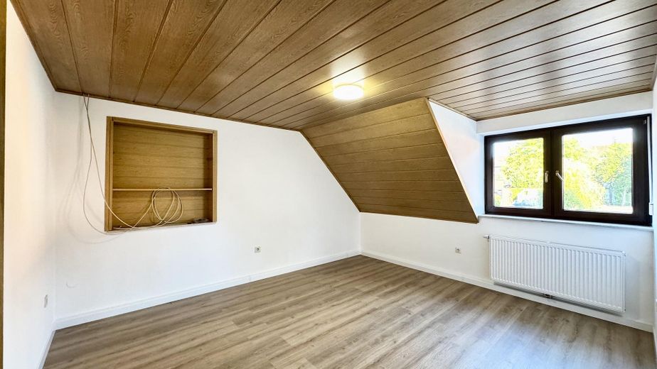Freshly renovated 3-room attic apartment in a two-family house with fireplace connection – Wohnzimmer